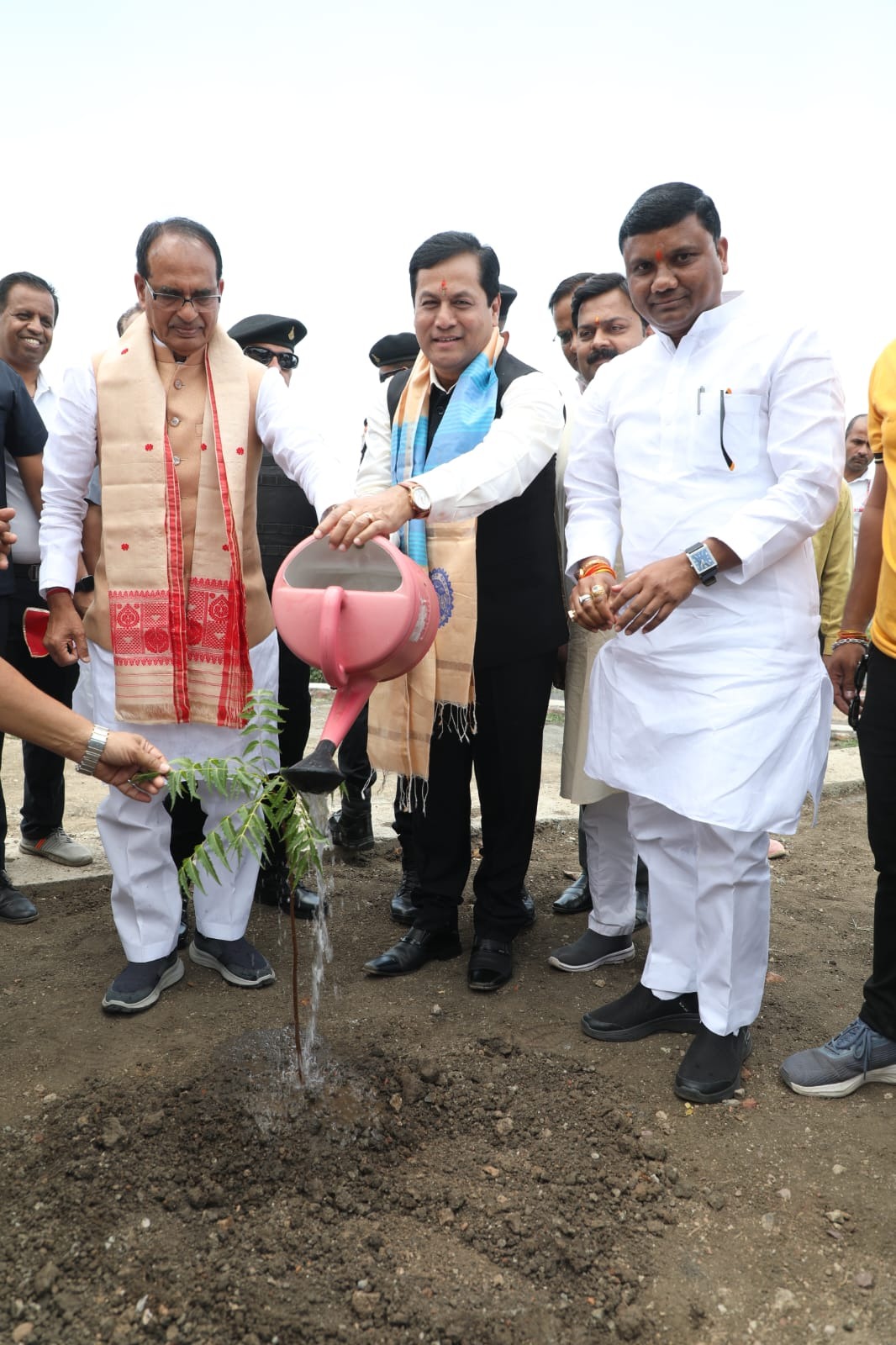 Chief Minister Shri Chouhan and Union AYUSH Minister Sarbananda Sonowal planted saplings of peepal, almond, neem and guava in the garden located at Shyamala Hills.